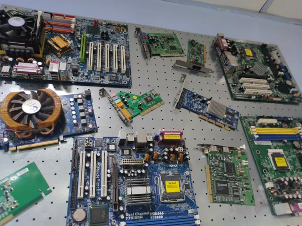Panel de componentes y placas en reparación
