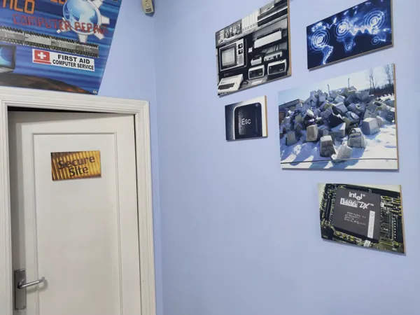 Pasillo del taller con piezas retro de informática