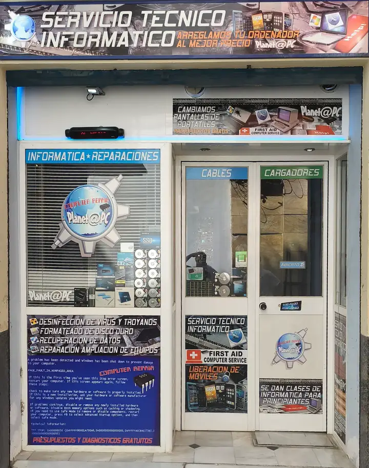 Fachada de PlanetaPC Informática en la Calle Baños, 9, Casco Antiguo de Sevilla